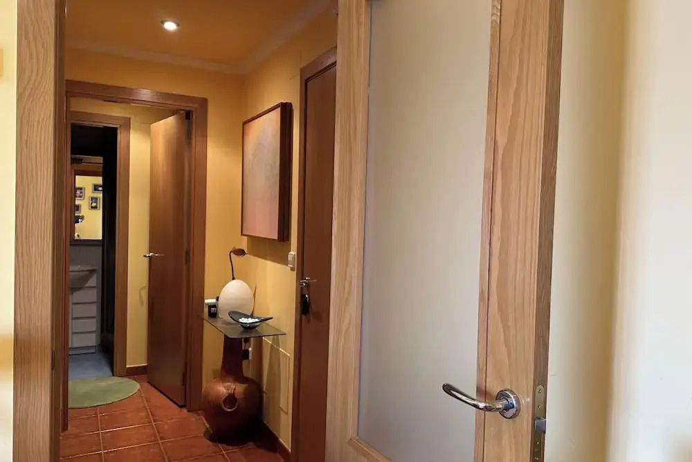 2 Bed Apt Sleeps 4 - Two TVs - Free Parking