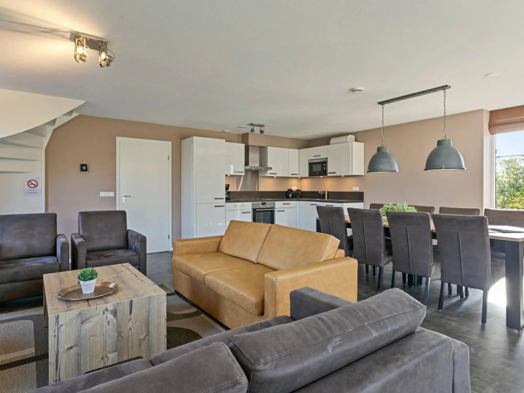 Beautiful villa 2 minutes from the beach with a spacious garden and veranda