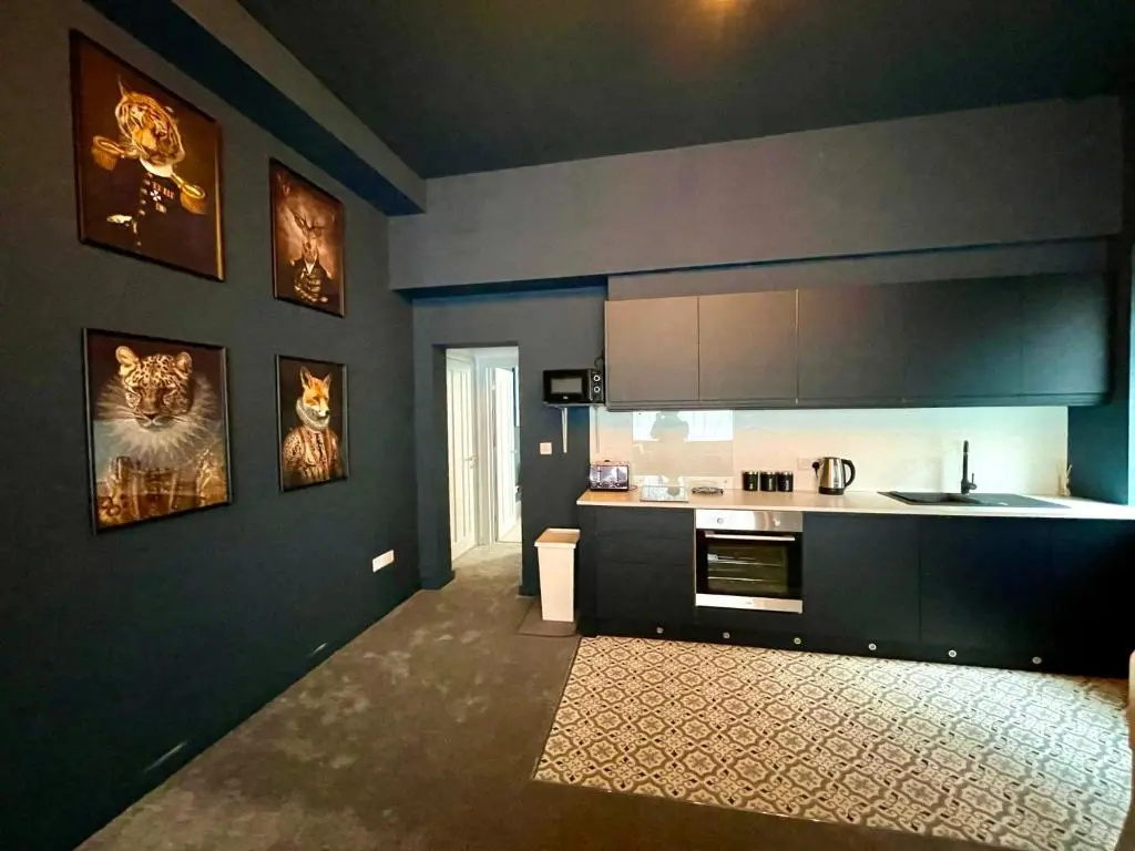Stunning & Stylish 2 Bedroom Apartment! - 5 Minute Walk to the Best Beach! - Great Location - FREE Parking - Netflix - Fast WiFi - Smart TV - Newly decorated - sleeps up to 4! Close to Bournemouth & Poole Town Centre & Sandbanks