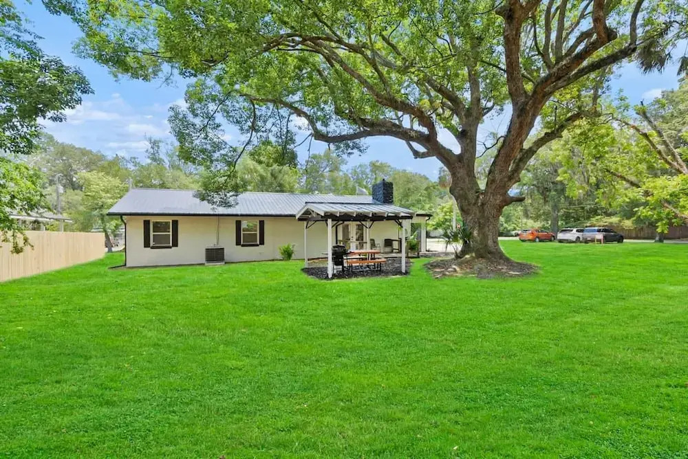 Beautiful Kitchen BBQ Outdoor Dining Big Yard