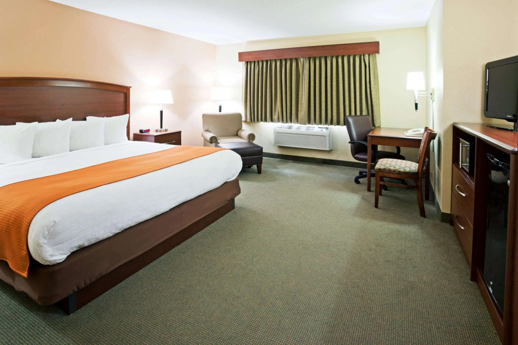 AmericInn by Wyndham Fargo West Acres