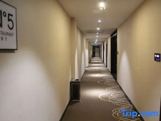 Xana Lite Hotel (Sui County Fengcheng Square)
