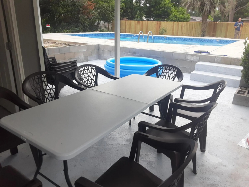 House with private swimming pool 3-6-8 f deep