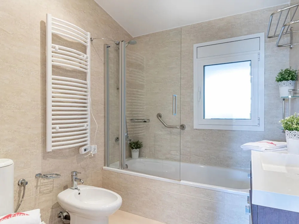 4 bedroom villa with pool in the channel of Empuriabrava