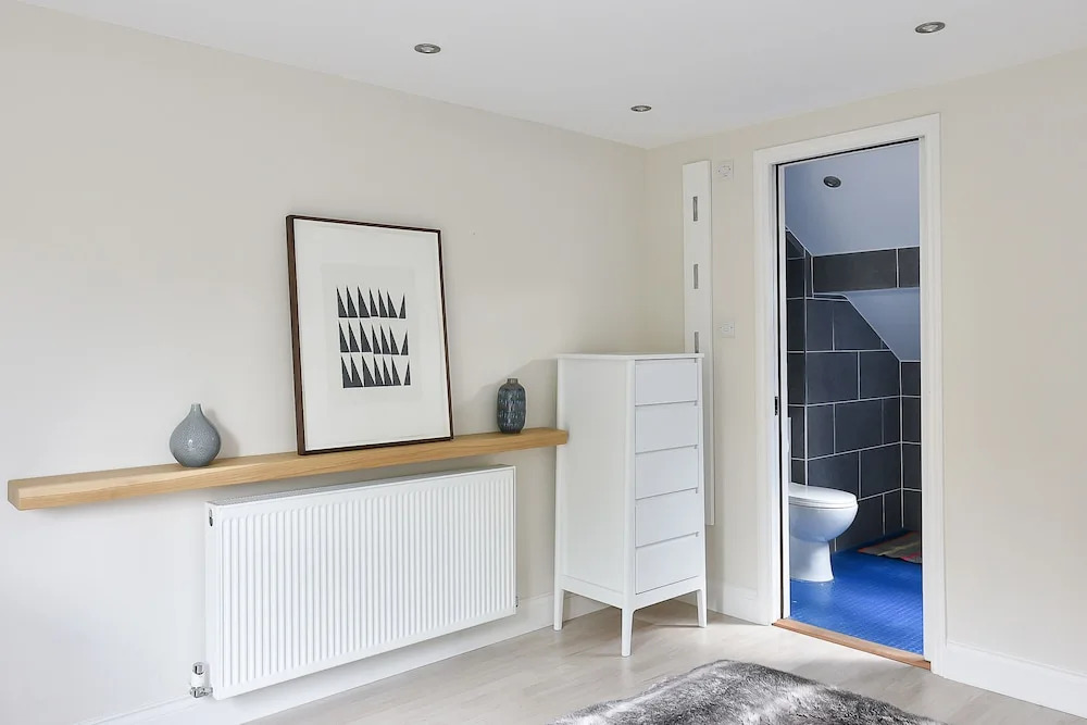 Large 4BR House in S.W. London - Sleeps 10!