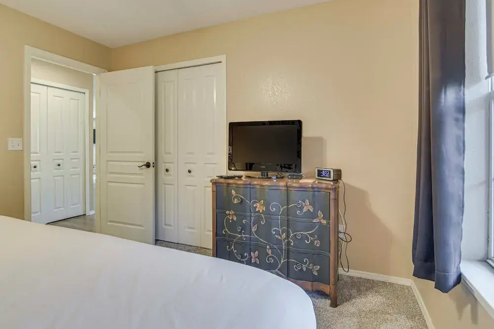On Thousand Hills Golf Course: Condo w/ Sunroom