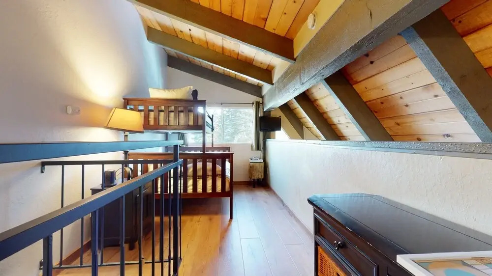 Mammoth View Villas 40 Walk to The Village Gondola, Private Grill and Washer Dryer by RedAwning
