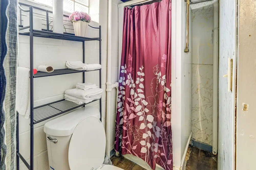 8 Mi to Dtwn Cleveland: Quiet Home w/ Fenced Yard