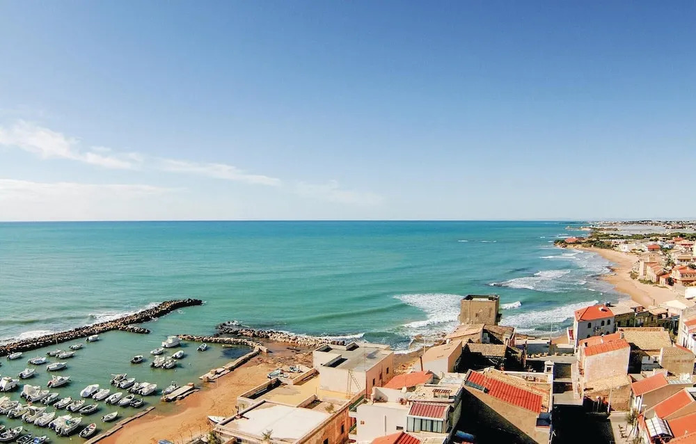 Stunning Apartment in Punta Braccetto RG With 1 Bedrooms and Wifi