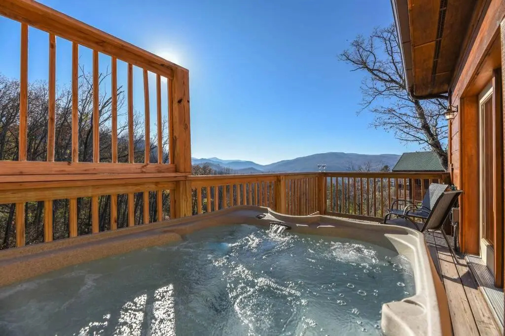 Walnut Ridge Cabin. Sleeps 7-11! Hot tub, pool table, minutes to downtown Gatlinburg!