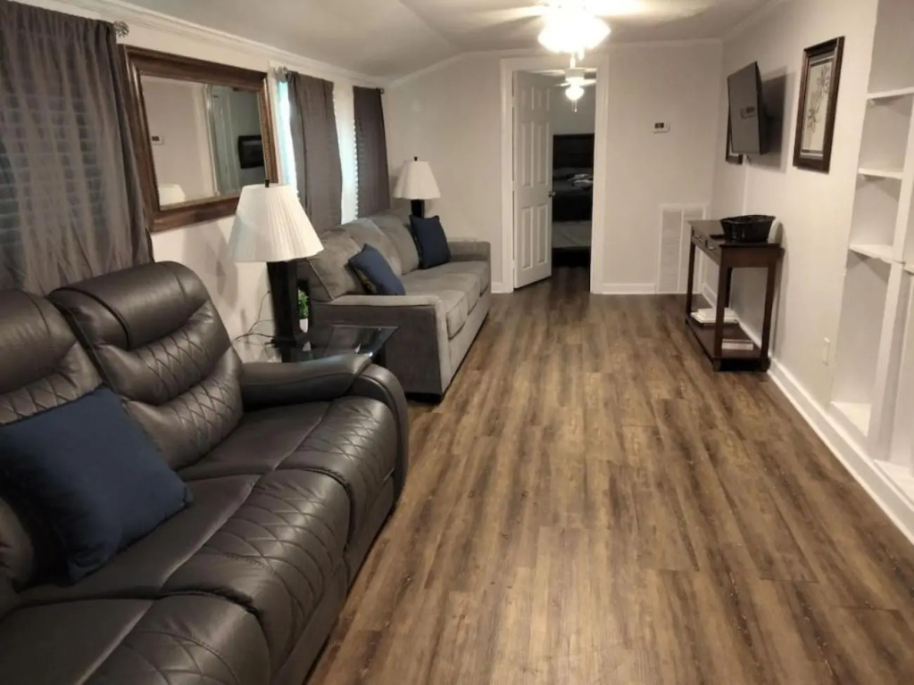3 Bed 3 Bath House, Conveniently close to everything, Smart Tvs in all rooms whole house to yourself