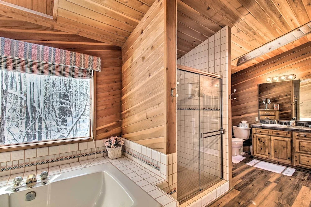 Pinetop Cabin w/ Private Patio on Eighth Green
