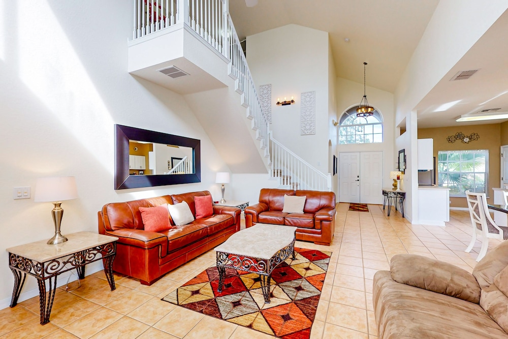 Spacious Home in a Great Neighborhood With Enclosed Pool & AC - Dog-friendly