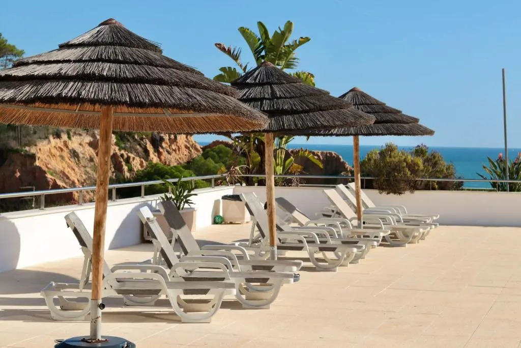 Olhos De Água 1BR with Pool, AC and Free Parking