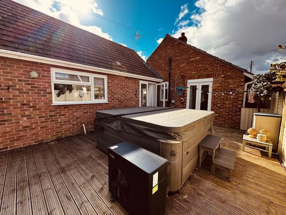 Luxury Adult-only 2-bedroom Bungalow With Hot Tub