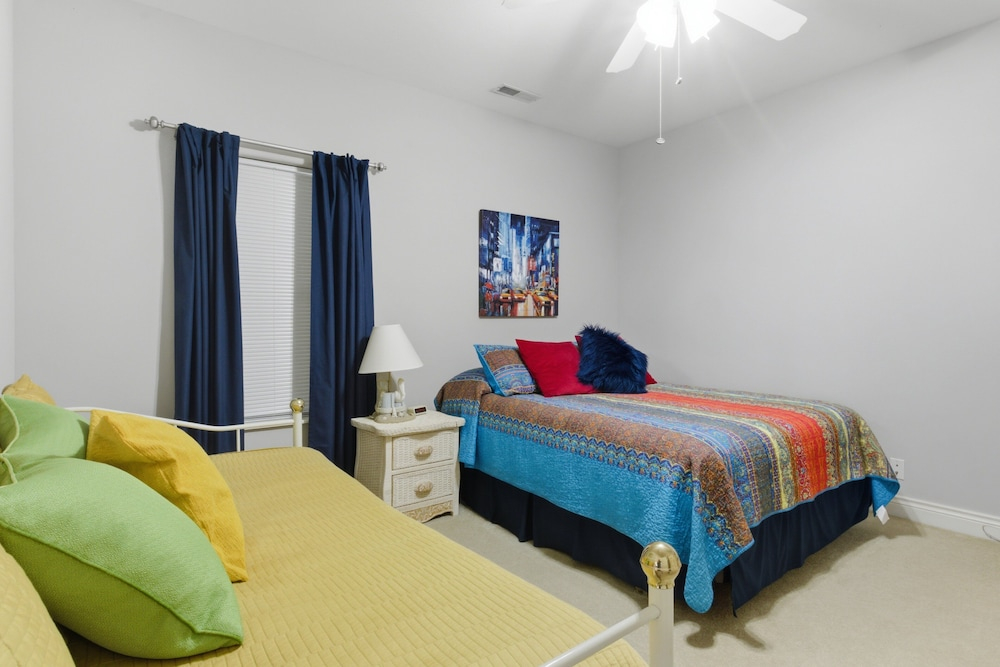 Lakeview Condo at The Falls w/ Wraparound Screened Porch, 2 PWC Slips & Pools at 2 MM