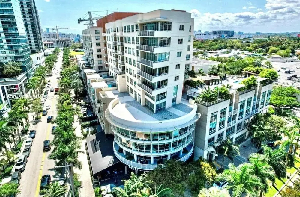 Miami Midblock Condo - City Views, Pool & Balcony