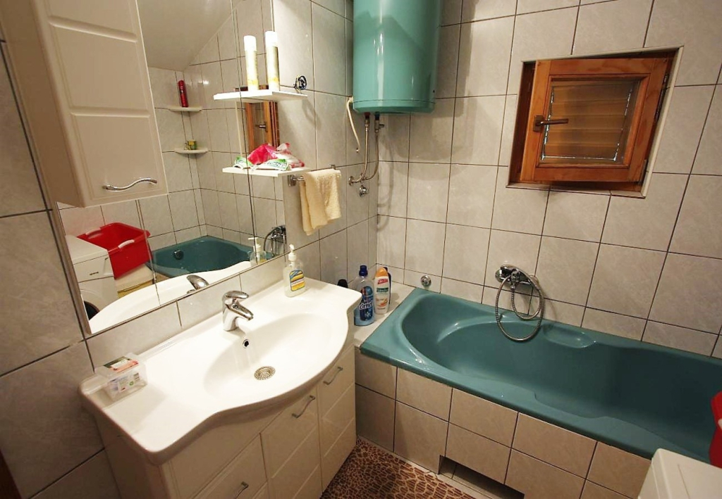 Apartment Šera - 50 m from beach: A3 Pisak, Riviera Omis