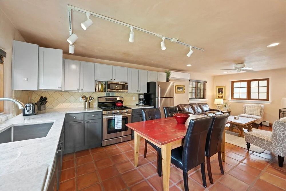 Casita de las Aves - Unbeatable Location, Spacious Yard
