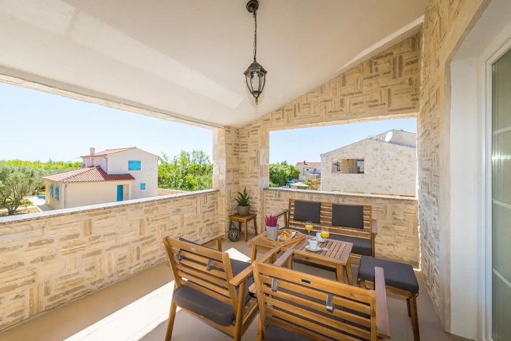Luxury Villa With Heated Pool 05