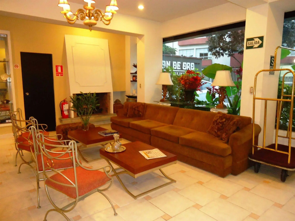 Leon De Oro Inn & Suites