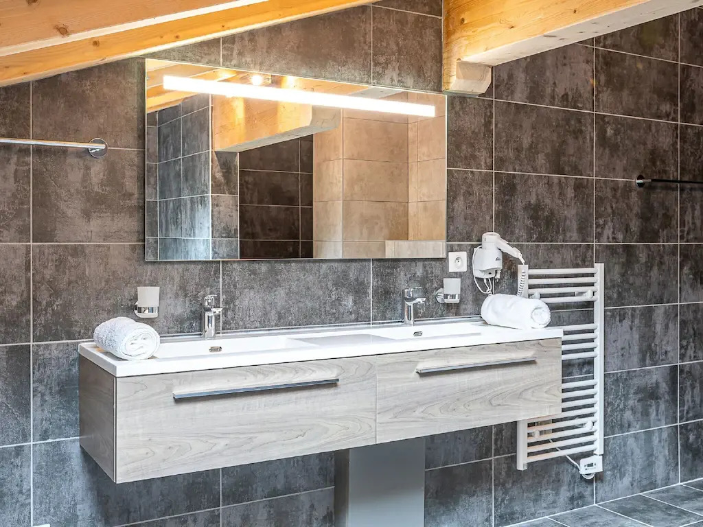 Penthouse with spacious balcony, ski lift 1.5 km away.
