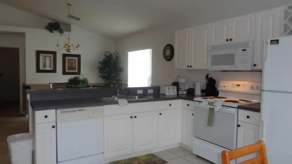 Delightful 4 Bed Pool Home with games room, Davenport, US