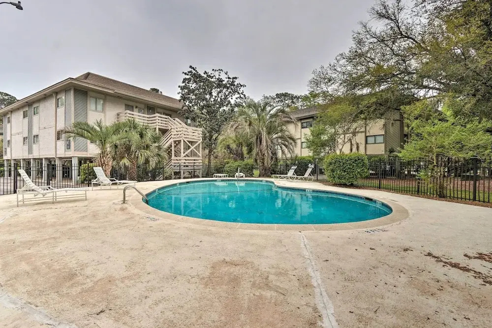 < 1 Mi to Beach: Hilton Head Condo w/ Pool Access!