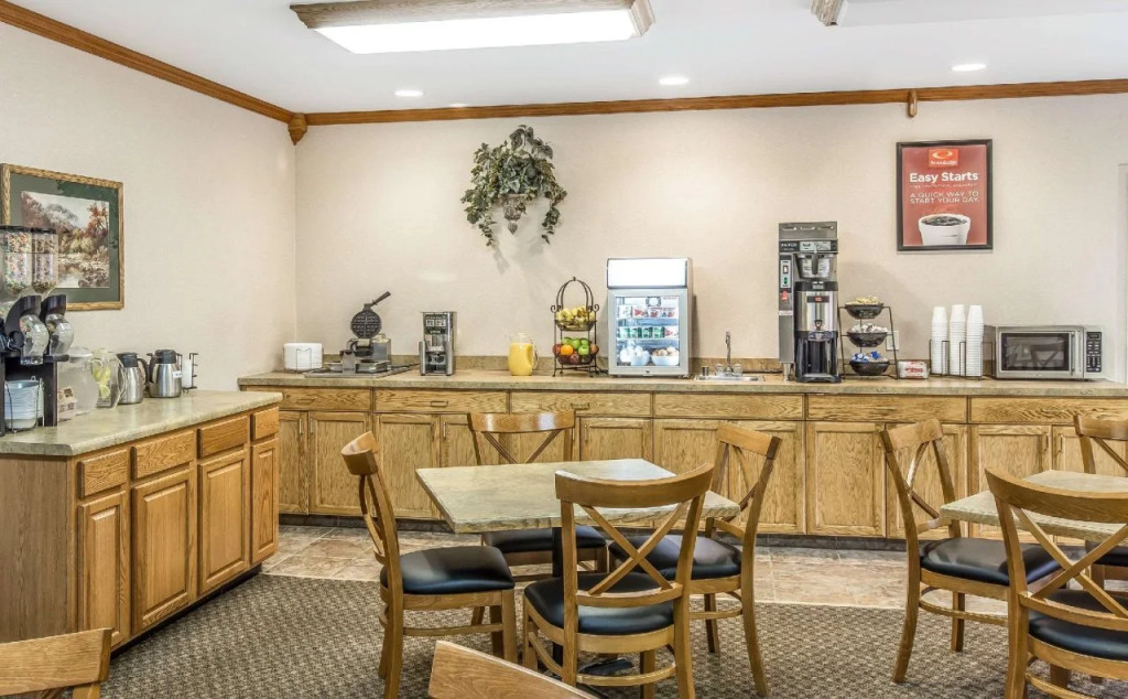 Econo Lodge Inn & Suites New Castle