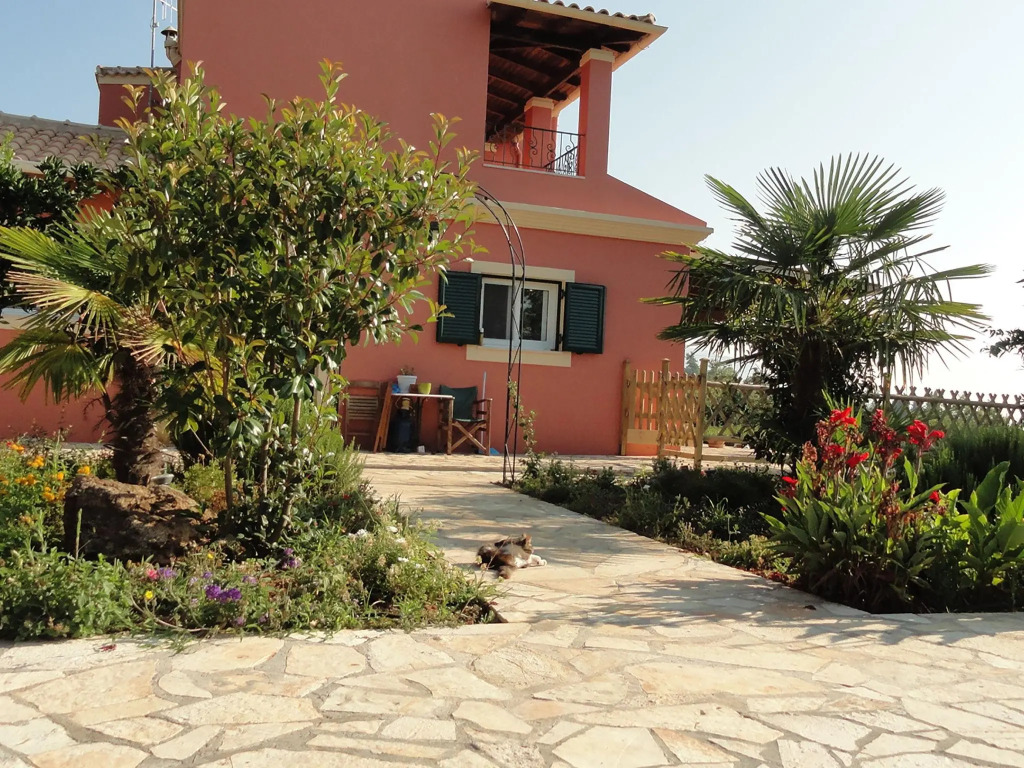 Nice house with pool and outside space, next to 2 lakes of the National Park