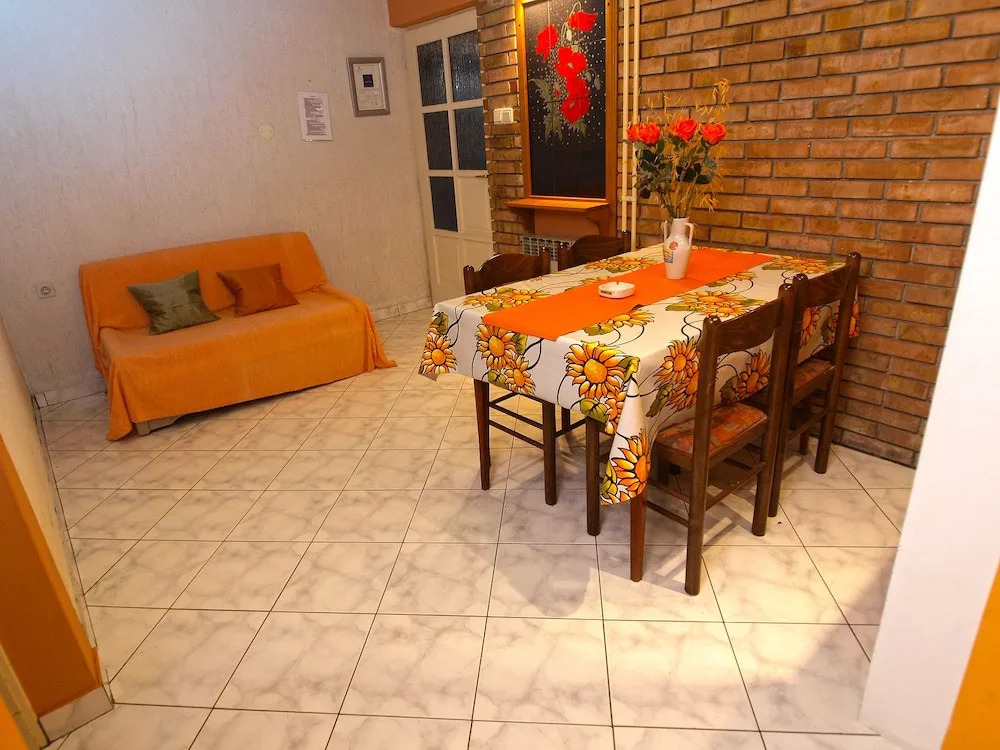 Apartment 977
