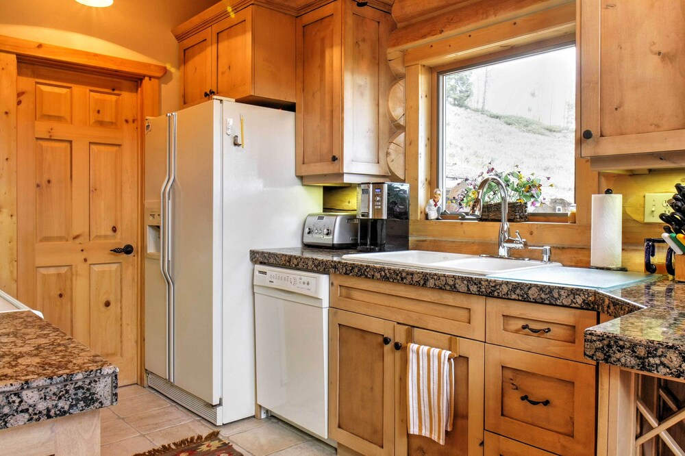 7 Mi to Granby Ranch: Secluded Cabin w/ Mtn Views!