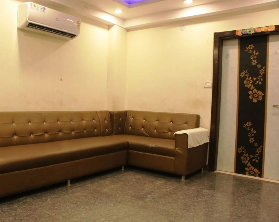 Hotel Red Stone - 3 Mins from Railway Station and 5 Mins from Metro