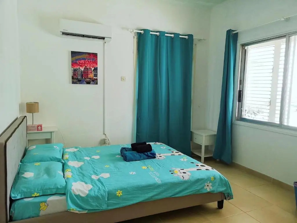 Coral Bay Villa .5 bedrooms.1 minute walk to the beach