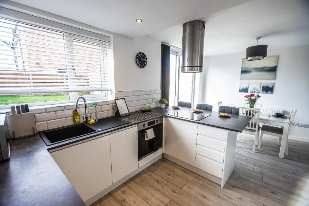 Modern 3-Bed House with Parking - Sleeps 7!