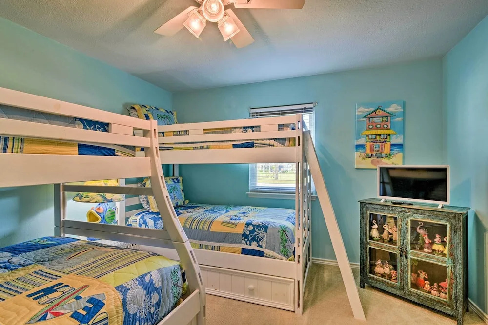 1 Block to Beach: Family Getaway in Galveston