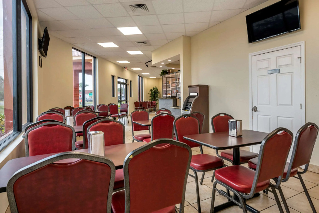 Econo Lodge Inn & Suites Maingate Central