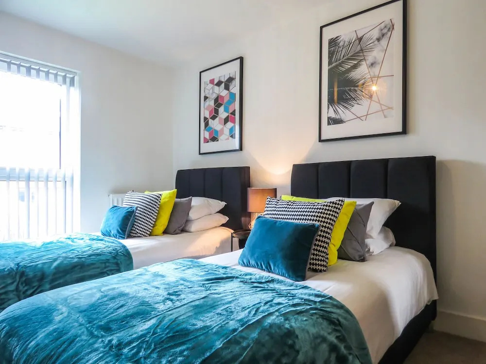 Tudors eSuites Park Central Townhouse Garden and Parking