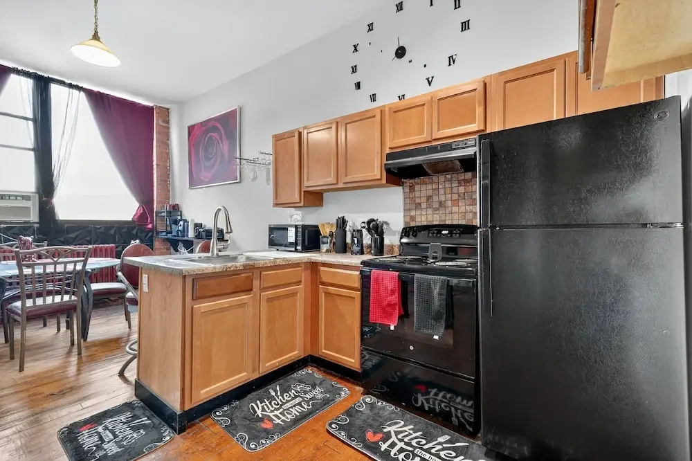 Beautiful 'rose Themed' Loft Near Downtown Detroit 1 Bedroom Apts