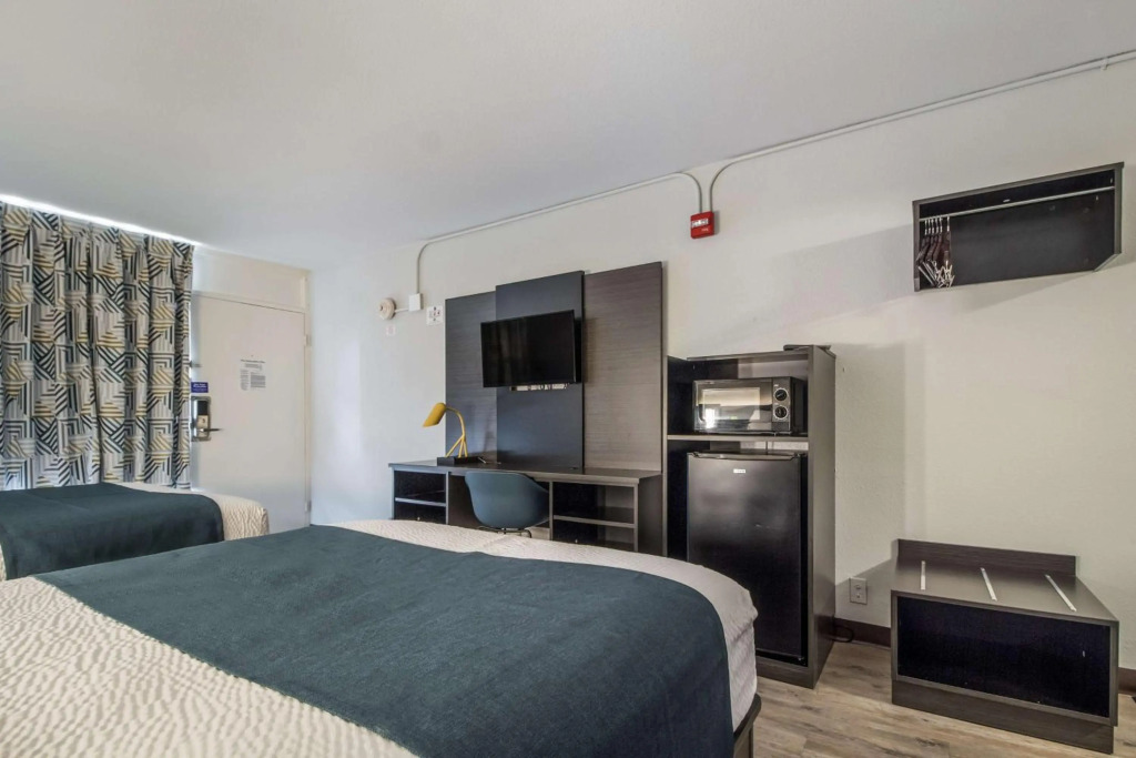 Motel 6 Groves, Tx
