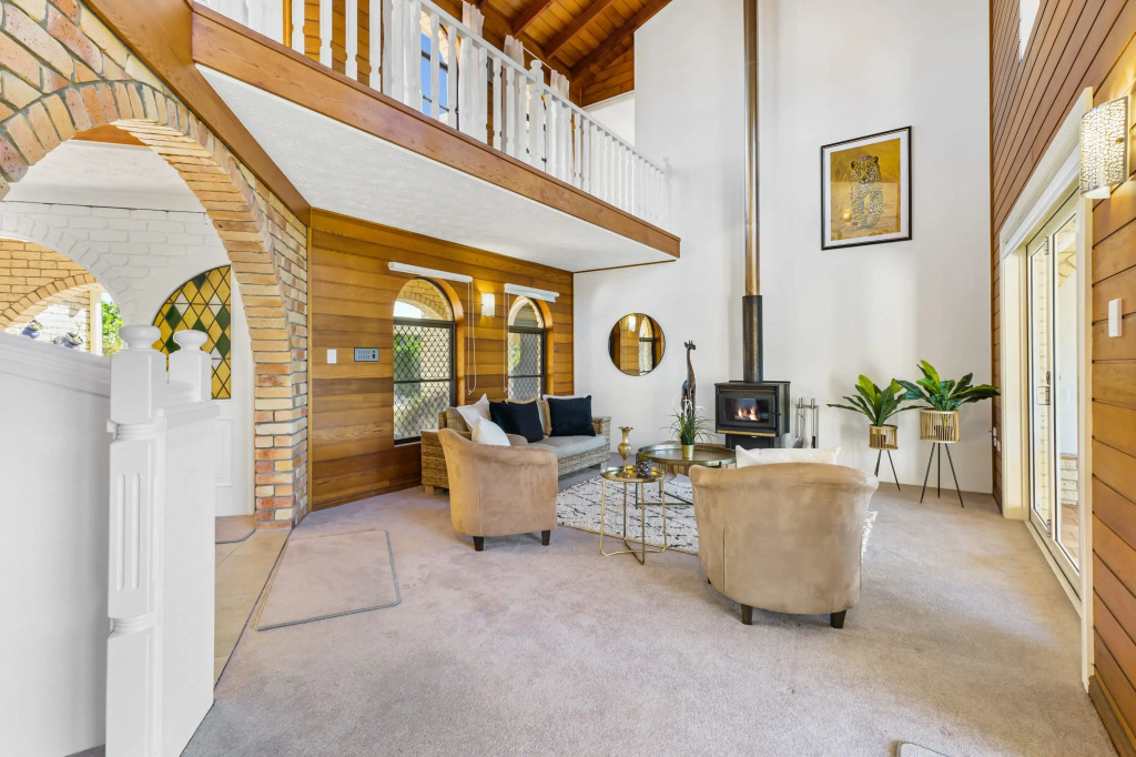 Waterfront Family Entertainer   5 Bedroom   Pool