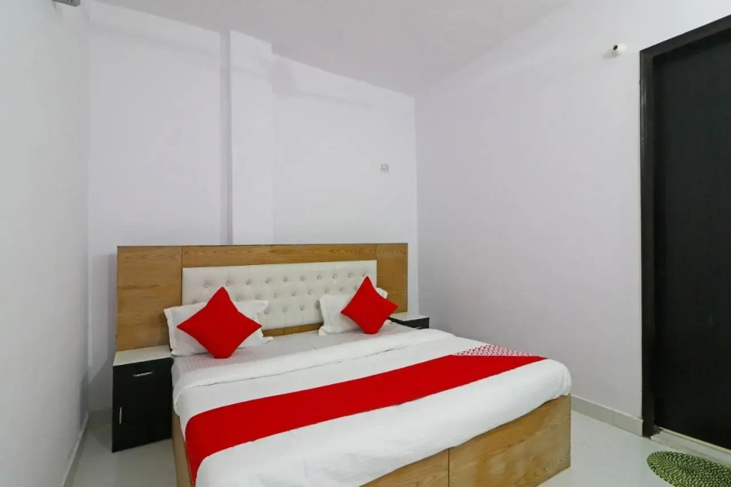 Red Carmine by OYO Rooms