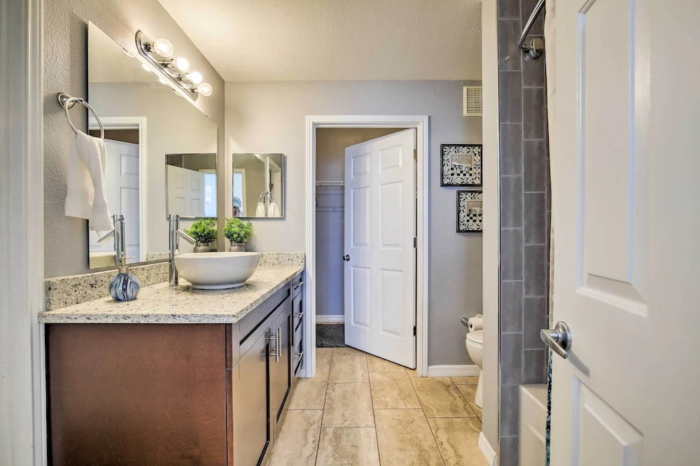 Modern Condo w/ Pool: 4 Mi to Clearwater Beach!