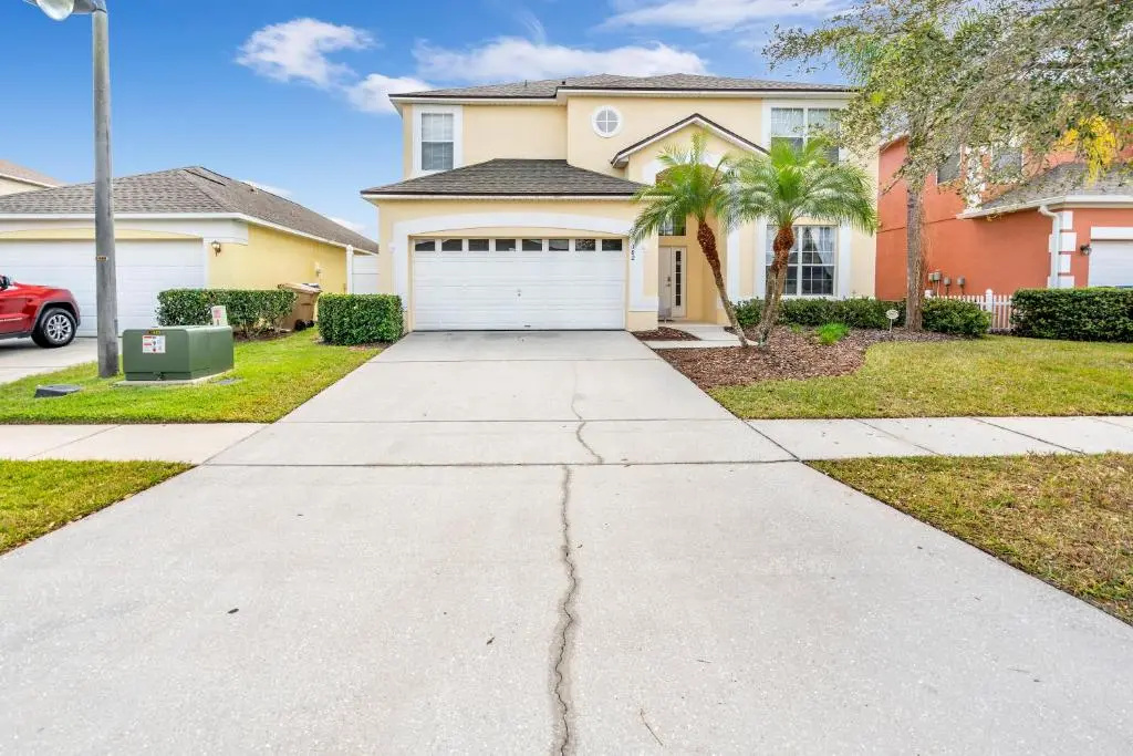 Disney Dream with Hot Tub, Pool, Xbox, Games Room, Lakeview, 10 min to Disney, Clubhouse