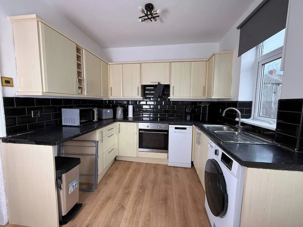 Urban Calm Spacious 3-bed Home With Free Parking