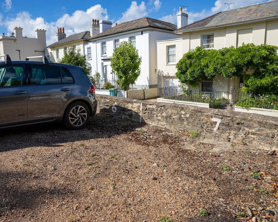 Park up and Relax in Designer 2bd apt - Sea Views