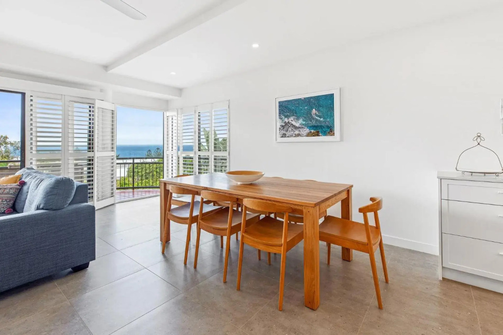 6 Seabreeze Spacious Newly Renovated Apartment with Ocean Views