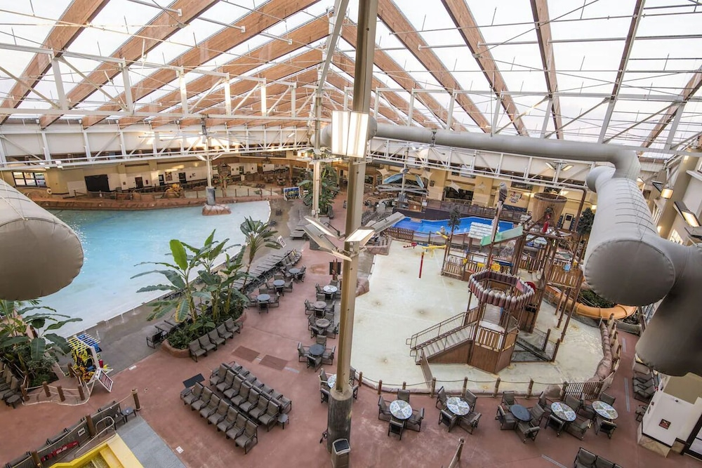 Wilderness at the Smokies – River Lodge Suites