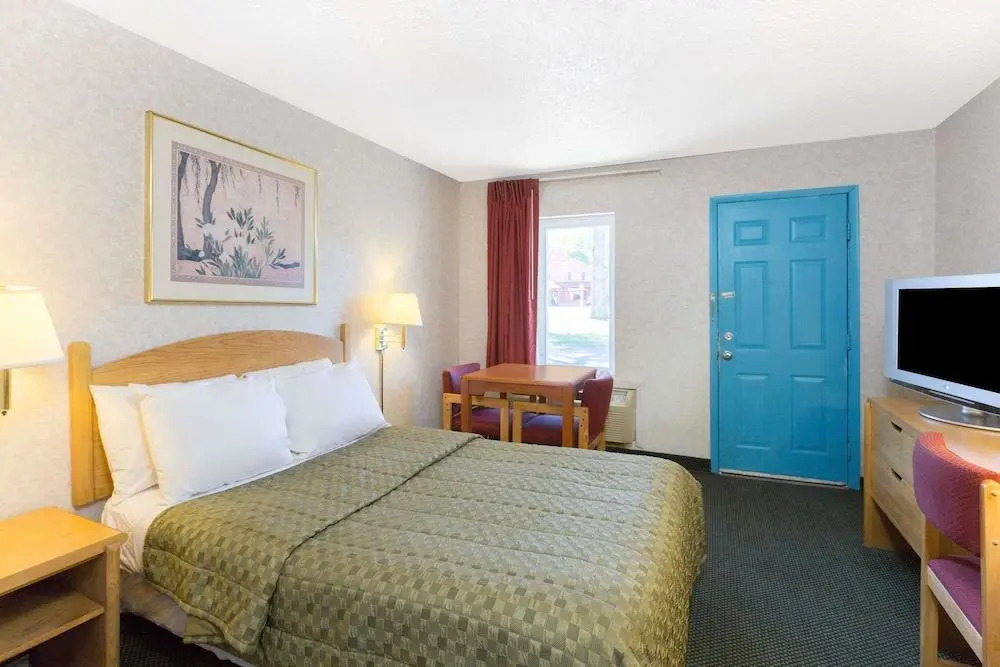 POCONO NIGHT LODGE