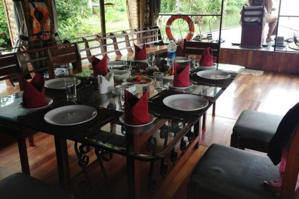 1 BHK Houseboat in Near Pallathurathy Bridge, Alappuzha, by GuestHouser (D087)